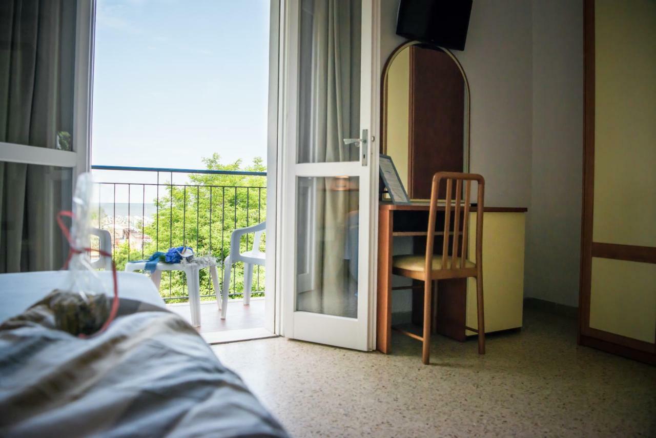 Hotel Vienna Cervia Esterno foto